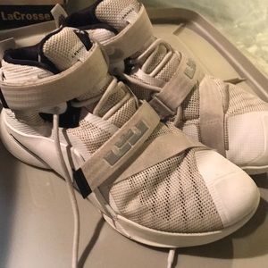 Men's Lebron James basketball shoes sz 11